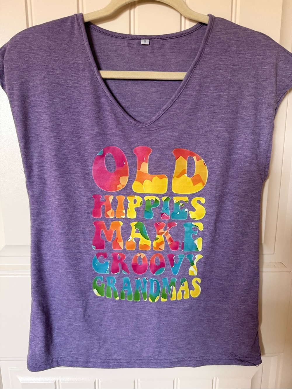 Purple 'Old Hippies Make Groovy Grandmas' women’s V‑Neck Tee
